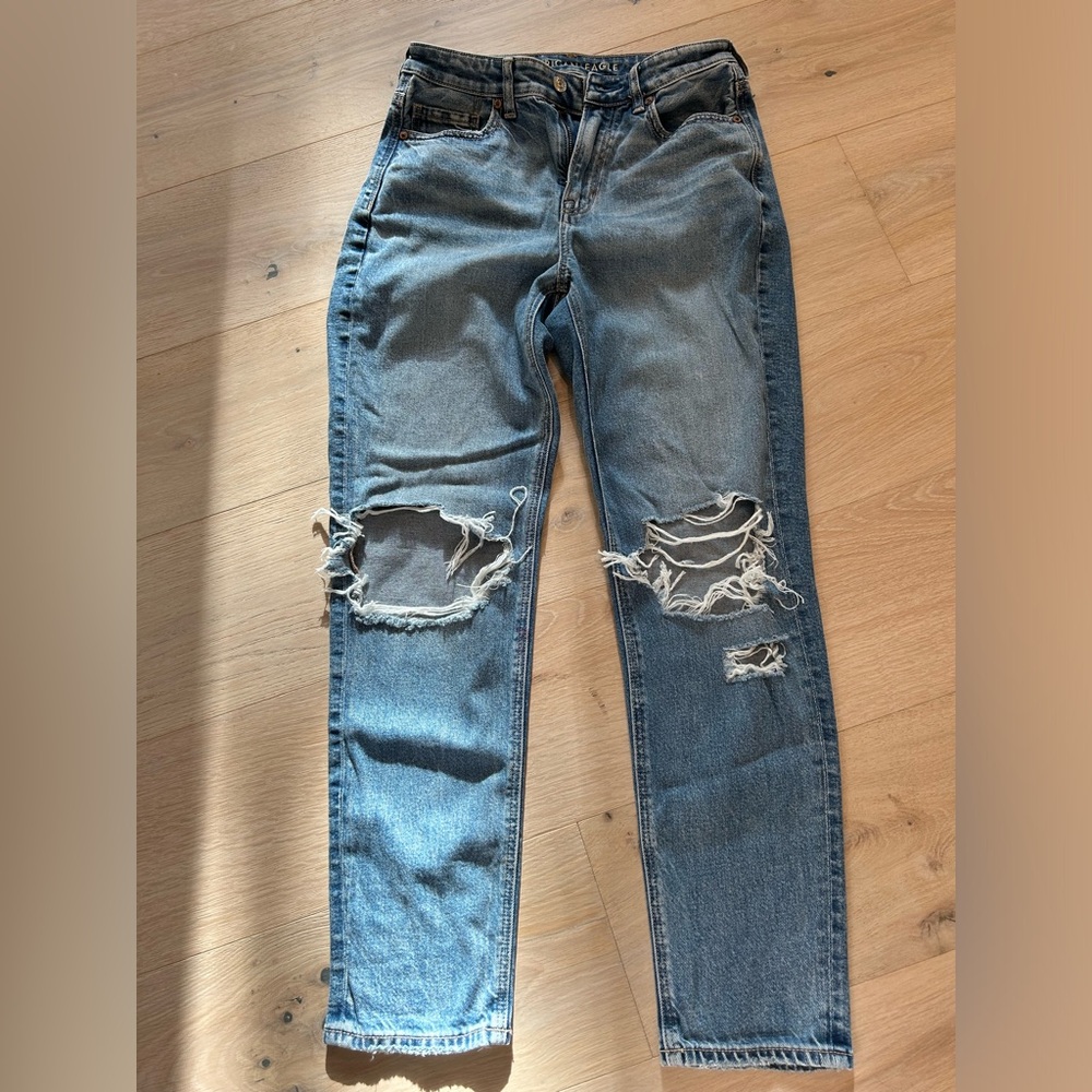 American eagle size 4 mom jean, blown out blue, strigid.